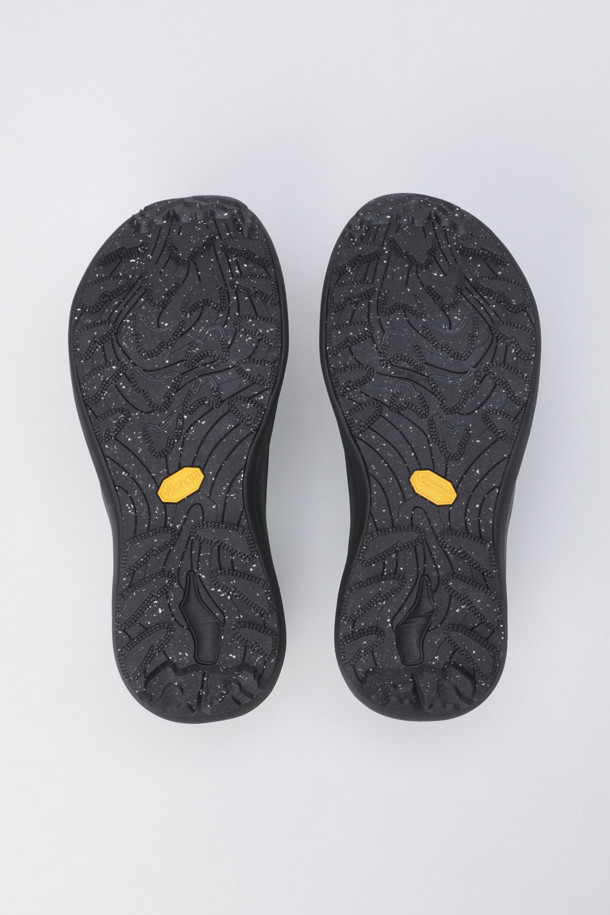 ROA(로아) SELLA(셀라)는 남성용 하이킹 및 일상화로, 화이트와 블랙 두 가지 색상으로 출시되었습니다. 라운드 앞코 디자인에 레이스업 방식으로 편안하게 착용 가능하며, 사계절 내내 활용할 수 있습니다. 나일론과 고무 소재의 무지 디자인으로 제작되었으며, 낮은 굽 높이의 플랫 타입입니다. Vibram(비브람) 아웃솔을 사용하여 접지력이 우수하며, 경량, 방수, 통기성, 친환경 소재 사용 등 다양한 기능성을 갖추었습니다. 산책룩, 여행룩, 등산룩은 물론 캐주얼, 고프코어, 스포티 스타일에도 잘 어울립니다.
