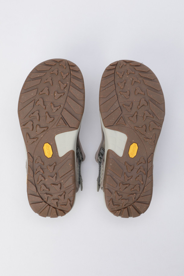 ROA ARPY (로아 아르피)는 남성용 아웃도어 및 일상화로, 시원한 여름철 착용에 적합합니다. 그레이 색상의 무지 디자인으로, 메쉬 소재를 사용하여 통기성을 높였으며, 고무 토캡으로 내구성을 강화했습니다. 벨크로 신발 여밈 방식과 뒷부분 풀러를 장착하여 편안한 착용감을 제공합니다. EVA 미드솔과 Vibram Ecostep 솔은 접지력과 내구성을 높여 활동적인 여름 스타일을 완성합니다. 산책, 여행, 휴가 등 다양한 TPO와 캐주얼, 고프코어, 미니멀 스타일을 즐기는 분들께 추천합니다.
