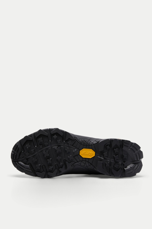 ROA(로아) Katharina Light(카타리나 라이트)는 남성용 하이킹 및 일상화로, 사계절 착용 가능한 블랙 컬러의 라운드 앞코 운동화입니다. 폴리아미드, TPU, 고무, 가죽 등 내구성이 뛰어난 주요 소재를 사용하여 제작되었으며, 낮고 플랫한 굽으로 편안한 착용감을 제공합니다. 메시 안감과 통기성이 우수한 디자인으로 쾌적함을 유지하며, 러버 토캡과 Vibram® Megagrip 아웃솔을 통해 접지력을 강화했습니다. 하이브리드 실루엣과 레이스업 여밈, 로우탑 디자인은 캐주얼, 고프코어, 미니멀 스타일과 잘 어울립니다.
