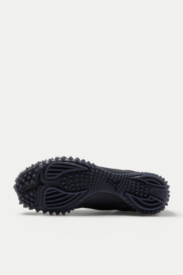 Fumito Ganryu(푸마 겐류) 니트 스니커즈는 미니멀하고 시크한 스타일을 연출하는 남성용 운동화입니다. 슬림한 실루엣에 블랙 컬러, 무지 패턴으로 어떤 룩에도 쉽게 매치할 수 있습니다. 경량의 니팅 어퍼와 슬립온 디자인으로 편안한 착용감을 제공하며, 로우탑 디자인은 발목을 시원하게 드러냅니다. 폴리우레탄, 고무 소재와 플랫 형태의 낮은 굽은 일상적인 출근룩과 산책룩에 적합하며, 리플렉터 코드와 클리어 블랙 솔이 세련된 포인트를 더합니다.
