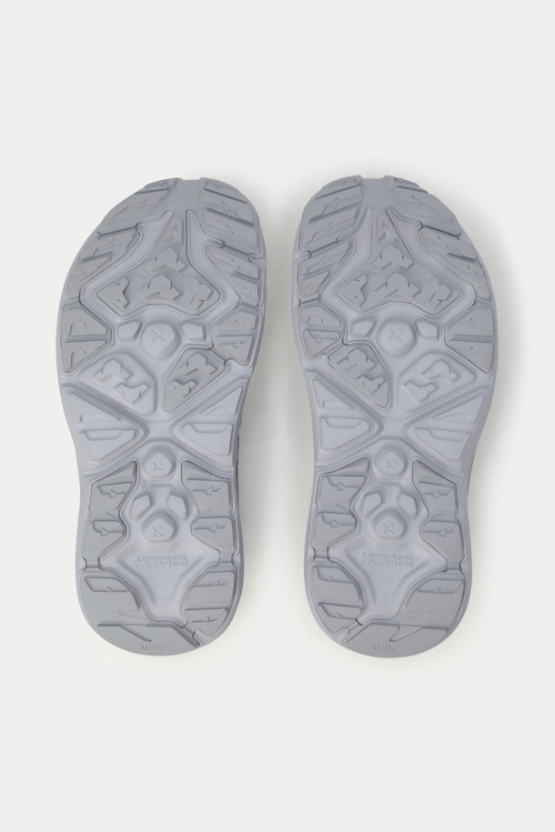 HOKA 호파라 남성 샌들은 하이킹, 러닝, 일상생활에서 모두 활용 가능한 만능 샌들입니다. 그레이 색상의 라운드 앞코 디자인에 4cm 굽 높이의 플랫 샌들로, 네오프렌과 고무 소재를 사용하여 편안함과 내구성을 동시에 잡았습니다. 퀵레이스 방식의 신발 여밈과 무지 패턴으로 깔끔한 스타일을 연출하며, 특히 EVA 미드솔과 4mm 다방향 러그가 적용되어 우수한 쿠셔닝과 뛰어난 그립력을 제공합니다. 방수 기능과 통기성을 갖춰 봄, 여름 시즌 여행룩, 휴가룩, 러닝룩 등 다양한 TPO에 활용 가능하며 캐주얼, 고프코어, 스포티 스타일을 즐기는 남성에게 적합합니다.
