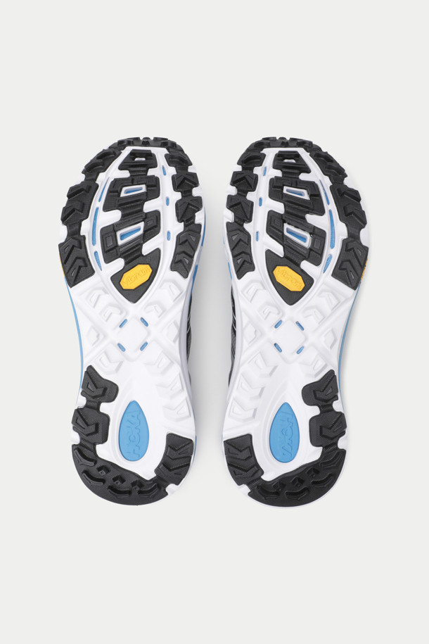 호카 마파테 스피드 2는 남성용 러닝화로, 다양한 아웃도어 활동에 적합합니다. 블랙, 그레이, 블루 색상으로 출시되어 러닝룩, 등산룩, 피트니스룩 등 어떤 스타일에도 잘 어울립니다. 메쉬 소재와 3cm 굽높이로 통기성과 경량성을 제공하며, 대칭형 쿠션 베이스, 로우 프로파일 쿠션, 스피드 프레임 구조, 모노메쉬 스크린 어퍼, TPU 힐 카운터, RMAT 미드솔, Vibram Megagrip 아웃솔 등의 특징을 갖췄습니다. 스포티, 고프코어, 미니멀 스타일을 선호하는 분들께 추천합니다. 접지력이 뛰어나 트레일 러닝과 하이킹 시 안정감을 더합니다.
