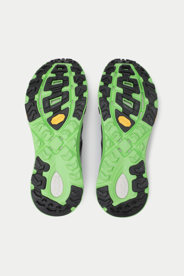 호카 마파테 스피드 2는 남성용 운동화로, 러닝, 트레일러닝, 하이킹에 적합합니다. 그레이, 블랙, 그린 색상으로 출시되었으며, 라운드 앞코에 메쉬와 TPU 소재를 사용하여 통기성과 내구성을 높였습니다. 3cm 통굽 디자인에 대칭형 쿠션 베이스, 로우 프로파일 쿠션, RMAT 미드솔, Vibram Megagrip 아웃솔을 적용하여 쿠셔닝과 접지력을 극대화했습니다. 스포티, 고프코어, 미니멀 스타일 연출에 용이하며, 끈으로 조절하는 방식입니다.
