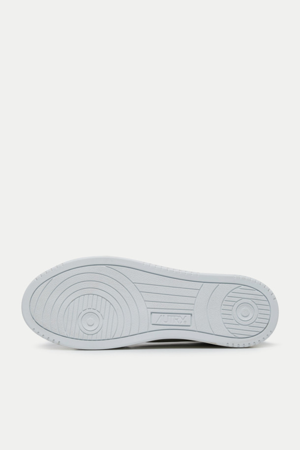 Mihara Yasuhiro x 오트리 SUP VINT LOW MAN은 미니멀, 클래식, 캐주얼 스타일을 아우르는 남성용 화이트 스니커즈입니다. 아이코닉한 Medalist 모델을 재해석하여 라운드 앞코와 레이스업 디자인으로 세련된 핏을 선사합니다. 가죽과 고무 소재를 사용하여 내구성과 편안함을 높였으며, 통기성이 우수하여 쾌적한 착용감을 제공합니다. 토 부분의 마이크로 펀칭 디테일과 텅 부분 자수 라벨이 특징이며, 요철이 있는 미드솔은 우수한 접지력과 내구성을 보장합니다. 봄, 여름, 가을, 계절에 상관없이 일상 속에서 스타일리시하게 연출할 수 있습니다.
