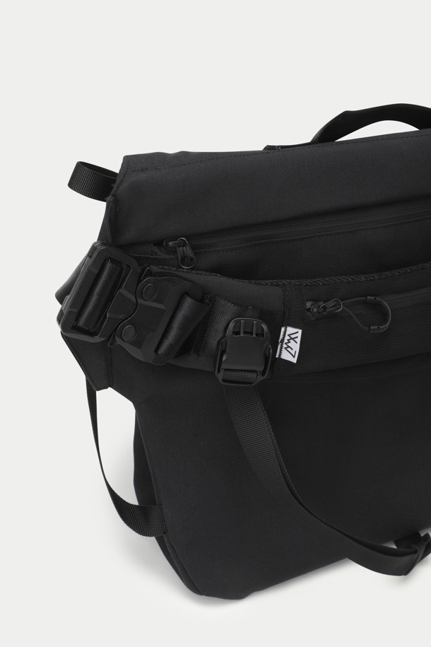 CMF 메신저 백은 테크니컬 및 밀리터리 스타일을 기반으로, 출근룩과 캐주얼, 미니멀 스타일을 추구하는 남성 고객에게 적합한 가방입니다. 블랙 색상의 무지 디자인, 미디엄 사이즈의 나일론 소재로 제작되었으며, 15.6인치 PC 수납이 가능하여 실용성을 높였습니다. 방수 기능과 경량 설계로 일상 및 아웃도어 활동에 적합하며, ITW NEXUS COBRA 버클과 DURAFLEX 버클을 사용하여 견고함과 스타일을 동시에 잡았습니다. 3점 벨트 시스템, PK in PK 포켓, 매거진 포켓 등의 특징을 갖춘 사각 형태의 메신저 백입니다.
