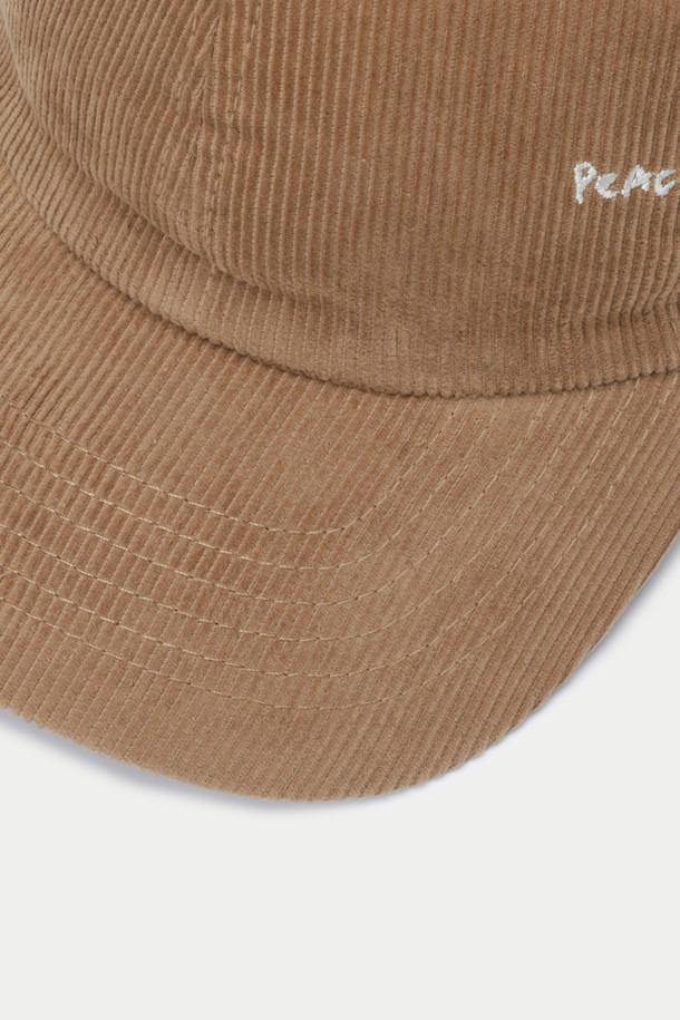 INNAT(인낫) 자수 캡은 브라운 컬러의 베이스볼 캡으로, 캐주얼, 미니멀, 클래식 스타일을 즐기는 분들을 위한 아이템입니다. 봄, 여름, 가을 계절에 착용하기 좋으며, 코듀로이와 면 혼방 소재로 제작되어 편안한 착용감을 선사합니다. 캡 측면에는 브랜드 모토 자수와 "PEACE BEGINS WITH A SMILE", "LIKE AN INN" 문구가 섬세하게 수놓아져 포인트를 더합니다. 동네 마실룩, 산책룩, 여행룩 등 다양한 TPO에 활용하여 스타일리시함을 연출해보세요.
