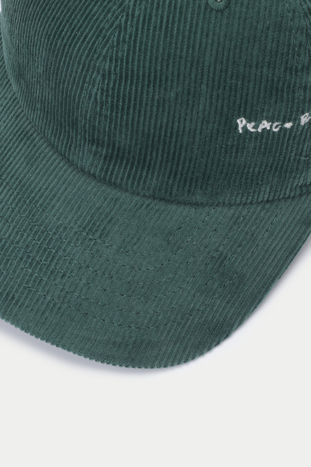 'INNAT' 자수 캡 모자입니다. 부드러운 코듀로이 소재로 제작되어 봄, 여름, 가을 계절에 착용하기 좋으며, 캐주얼, 미니멀, 클래식 스타일을 연출하기에 적합합니다. 캡 측면에는 브랜드 모토 문구가 자수 처리되어 있으며, 일상, 산책, 여행 등 다양한 TPO에 활용할 수 있습니다. 그린 컬러의 무지 디자인으로 어떤 옷에도 매치하기 쉬운 베이직한 아이템입니다. 편안한 착용감과 스타일리시한 디자인을 동시에 갖춘 베이스볼 캡입니다.
