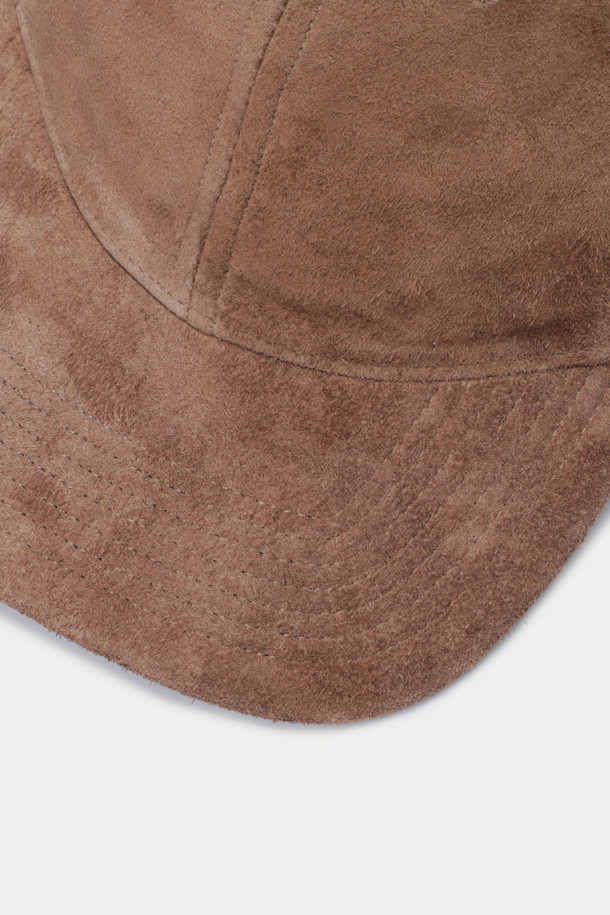 부드러운 촉감의 가죽 소재로 제작된 A 레더 베이스볼 캡입니다. 브라운 컬러의 무지 디자인으로, 캐주얼, 클래식, 미니멀 스타일을 모두 소화할 수 있습니다. 넉넉한 깊이감과 중간 챙 넓이로 편안한 착용감을 선사하며, 데일리룩 또는 산책룩에 잘 어울립니다. 핸드메이드 및 수작업으로 제작되어 높은 퀄리티를 자랑합니다. 사계절 내내 활용 가능한 실용적인 아이템입니다.
