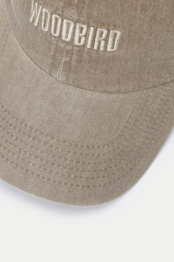 우드버드 코어 워시드 캡은 부드러운 면 소재로 제작되어 편안한 착용감을 선사합니다. 베이지 컬러에 로고 자수, 아일렛, 백스트랩이 디자인되어 캐주얼, 미니멀, 클래식 스타일을 연출하기 좋습니다. 워싱 가공으로 빈티지한 감성을 더했으며, 사이즈 조절 기능과 통기성을 갖춰 봄, 여름, 가을 일상, 산책, 여행 등 다양한 TPO에 활용하기 좋습니다. 이염에 주의하여 단독 세탁하는 것을 권장합니다.

