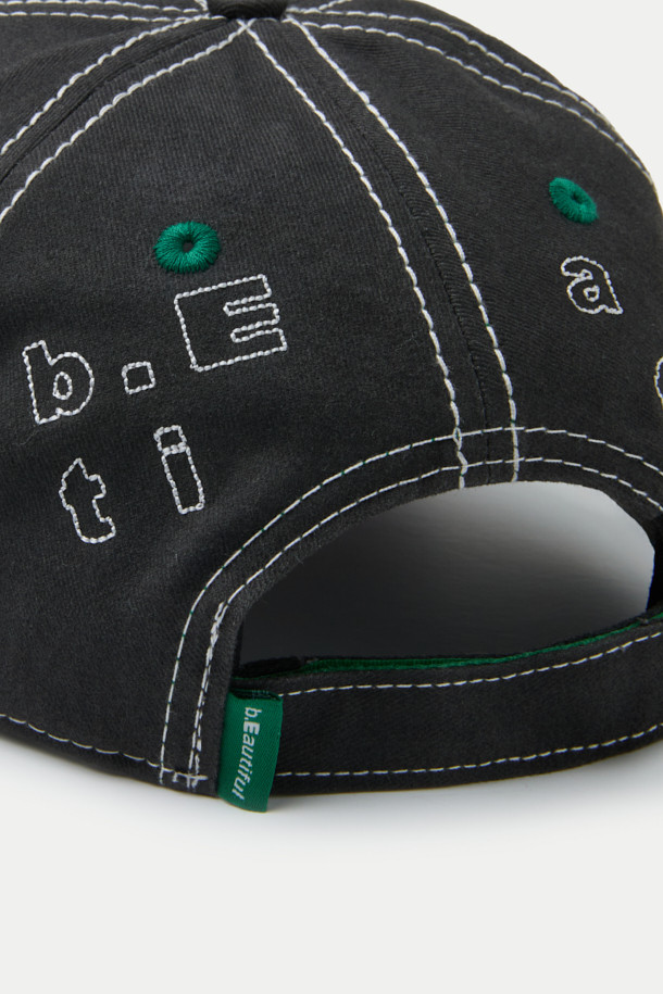 B.EAUTIFUL(뷰티풀) Vapor(베이퍼) 6 패널 캡입니다. 블랙 색상에 면 소재로 제작되어 봄, 여름, 가을 계절에 착용하기 좋습니다. 로우 크라운 디자인과 언스트럭처드 핏으로 편안한 착용감을 제공하며, 앞면, 옆면, 뒷면에 스티치 자수 디테일이 돋보입니다. 벨크로 스트랩으로 사이즈 조절이 가능하여, 산책룩, 캠핑룩 등 캐주얼, 미니멀, 스트리트 스타일 연출에 활용하기 좋습니다.
