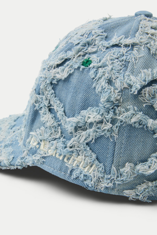 B.EAUTIFUL b.E 햇은 캐주얼, 스트리트, 미니멀 스타일을 소화하는 공용 스냅백입니다. 데님 소재에 로고 자수 디자인이 돋보이며, 블루와 화이트 두 가지 색상으로 출시되었습니다. 봄, 여름, 가을 시즌에 착용하기 좋으며, 여행이나 산책 시 편안하게 연출할 수 있습니다. 미드 크라운 모자 깊이와 스터럭처드 핏으로 안정감 있는 착용감을 제공하며, 사이즈 조절 기능으로 더욱 편리합니다.
