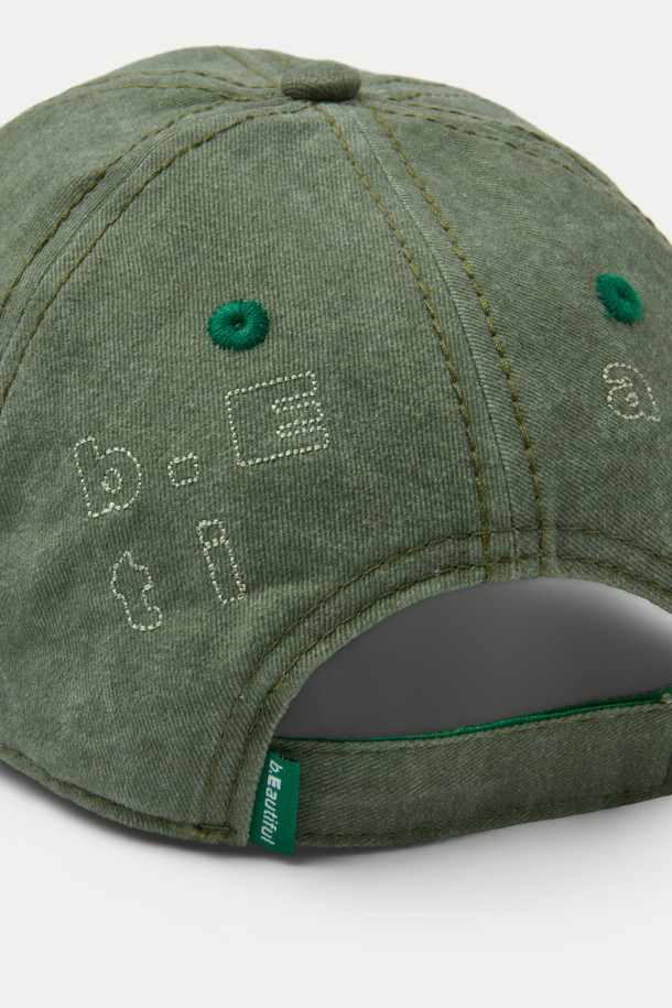 B.EAUTIFUL(뷰티풀) Vapor(베이퍼) 6 패널 캡은 산책룩, 캐주얼, 미니멀, 클래식 스타일에 어울리는 모자입니다. 그린 컬러의 면 소재로 제작되었으며, 봄, 여름, 가을 계절에 착용하기 좋습니다. 로우 크라운 디자인에 앞면, 옆면, 뒷면에 스티치 자수 디테일이 돋보입니다. 언스트럭처드 핏으로 편안하며, 벨크로 스트랩으로 사이즈 조절이 가능합니다. 데일리룩에 포인트 아이템으로 활용하기 좋은 6 패널 캡입니다.
