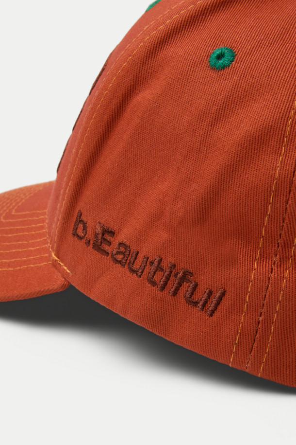 B.EAUTIFUL b.E 햇은 캐주얼, 스트리트, 미니멀 스타일을 즐기는 분들을 위한 모자입니다. 봄, 여름, 가을 시즌에 착용하기 좋으며, 여행룩, 캠핑룩 등 다양한 TPO에 활용할 수 있습니다. 오렌지, 브라운 두 가지 색상으로 제공되며, 면 소재로 제작되어 편안한 착용감을 선사합니다. 미드 크라운 모자 깊이와 스냅백 스트랩으로 사이즈 조절이 가능합니다. 앞면, 옆면, 뒷면에 자수 디테일이 돋보이며, 스터럭처드 핏으로 스타일리시함을 더했습니다.
