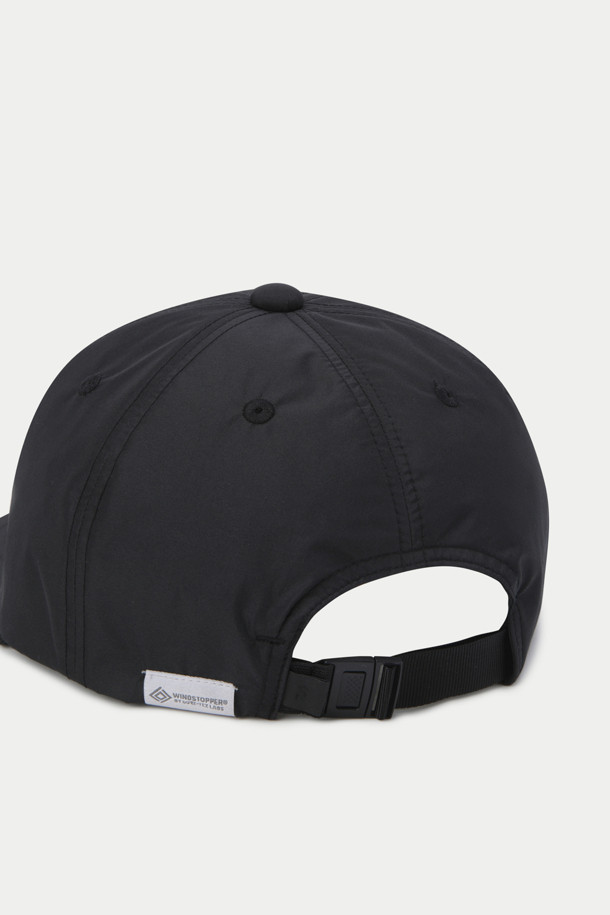 다이와 피어 39 고어텍스 윈드스토퍼 테크 6패널 캡은 일상, 피싱, 아웃도어 활동에 적합한 모자입니다. 블랙 색상의 무지 디자인으로, 사계절 내내 착용 가능하며, 부드러운 촉감의 나일론과 고어텍스 소재를 사용하여 제작되었습니다. 방풍, 통기성, 발수 기능과 사이즈 조절이 가능한 어드저스터 및 스트랩 디테일이 특징입니다. 메쉬 안감과 GORE-TEX WINDSTOPPER® 소재를 사용하여 기능성을 높였으며, 클래식한 디자인으로 다양한 스타일 연출이 가능합니다. 산책룩, 여행룩, 등산룩 등 캐주얼, 클래식, 고프코어 스타일을 즐기는 분들께 추천합니다.
