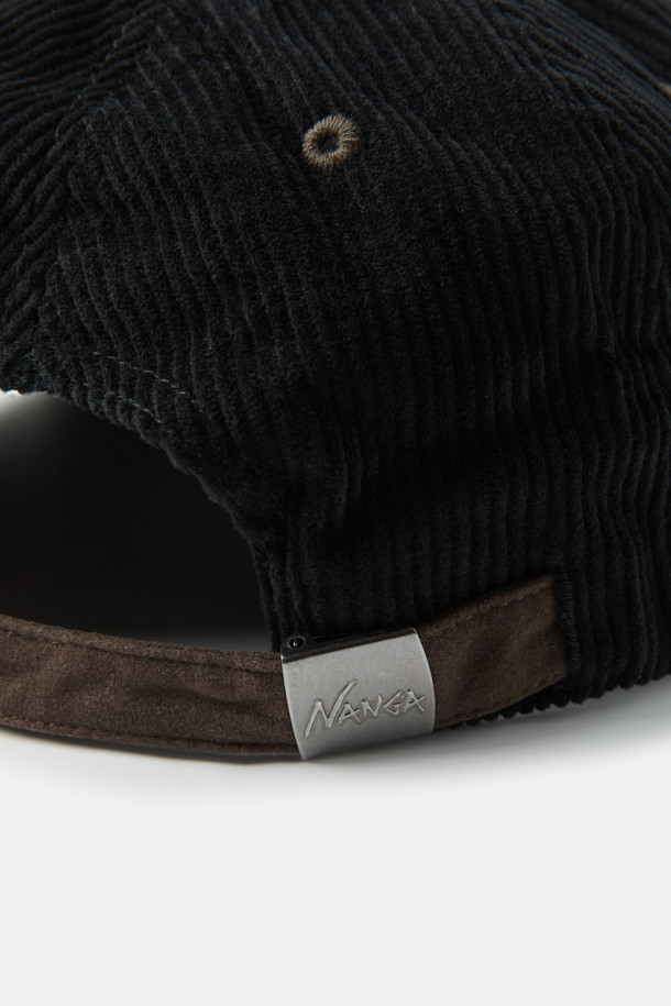 **NANGA (낭가) 코듀로이 NNG 로고 캡**은 가을, 겨울철 일상룩과 캠핑룩에 잘 어울리는 모자입니다. 부드러운 촉감의 코듀로이 소재를 크라운 부분에 사용하여 따뜻함을 더하고, 챙 부분에는 친환경 스웨이드 소재를 적용하여 고급스러운 분위기를 연출합니다. 전면에는 입체감 있는 NNG 자수, 뒷면에는 NANGA (낭가) 로고 각인이 포인트로 디자인되어 있습니다. 블랙과 브라운 두 가지 색상으로 출시되어 캐주얼, 클래식, 미니멀 스타일 모두 소화 가능합니다.
