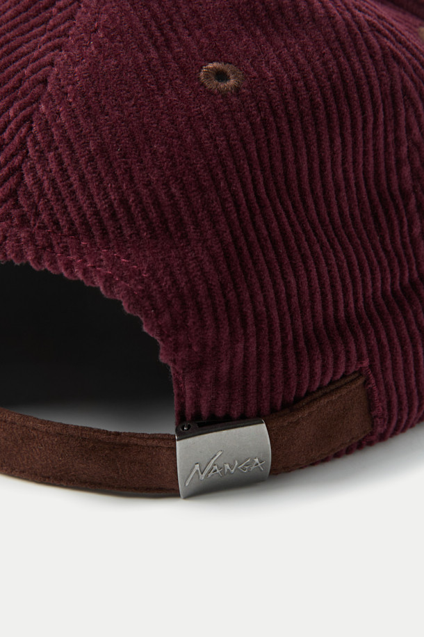 NANGA(난가) 코듀로이 NNG 로고 캡은 가을, 겨울 시즌에 어울리는 모자입니다. 부드러운 코듀로이와 스웨이드 소재로 제작되어 따뜻하고 포근한 착용감을 제공합니다. 버건디와 브라운 두 가지 색상으로 출시되어 다양한 스타일에 매치하기 좋으며, 일상생활과 캠핑, 산책룩에 활용하기 좋습니다. 챙 넓이가 일반적인 캡으로, 모자 깊이 또한 일반적이며, 뒷면에는 사이즈 조절을 위한 버클이, 전면에는 NANGA(난가) 로고 자수가, 측면에는 NANGA(난가) 로고가 각인되어 있습니다. 캐주얼, 클래식, 미니멀 스타일을 즐겨 입는 분들께 추천합니다.
