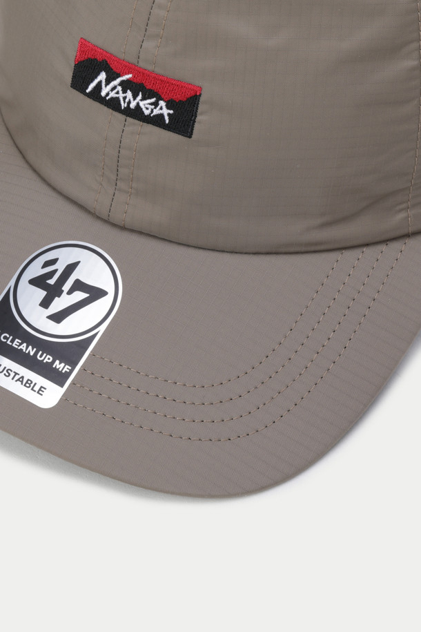 낭가 47 오로라 텍스 캡은 야외활동과 일상 모두에 적합한 남녀 공용 모자입니다. 베이지, 그레이 두 가지 색상으로 출시되었으며, 깊은 모자 깊이와 부드러운 촉감이 특징입니다. 방수, 투습, 경량, 통기 기능을 갖춘 오로라 텍스 소재를 사용하여 사계절 내내 편안하게 착용할 수 있습니다. 6패널 구조와 클래식, 심플한 디자인에 로고, 아이렛, 파이핑 디테일이 더해져 캐주얼, 클래식, 미니멀 스타일을 연출하기 좋습니다. 산책, 여행, 등산 등 다양한 TPO에 활용할 수 있는 활용도 높은 캡모자입니다.
