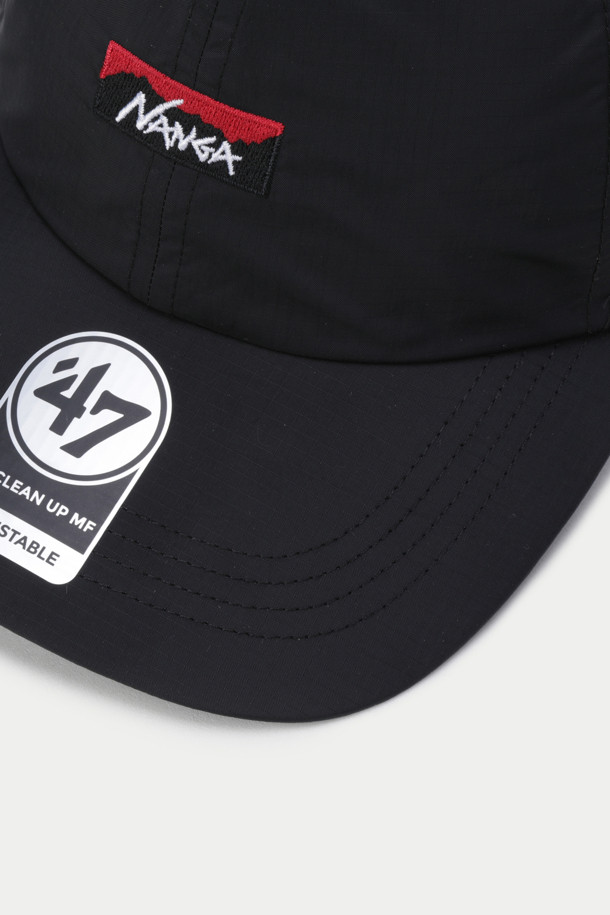 낭가 47 오로라 텍스 캡은 야외 활동과 일상에서 활용하기 좋은 캡모자입니다. 블랙 색상으로 출시되었으며, 깊은 크라운 디자인과 부드러운 촉감이 특징입니다. 나일론, 폴리우레탄 소재를 사용하여 방수, 투습, 경량, 내구성, 통기성 기능을 갖췄습니다. 6패널 구조, 스웻밴드, 파이핑, 47 로고 디테일로 디자인의 완성도를 높였습니다. 산책룩, 여행룩, 등산룩 등 다양한 TPO에 캐주얼, 스포티, 고프코어 스타일로 연출할 수 있는 캡모자입니다.
