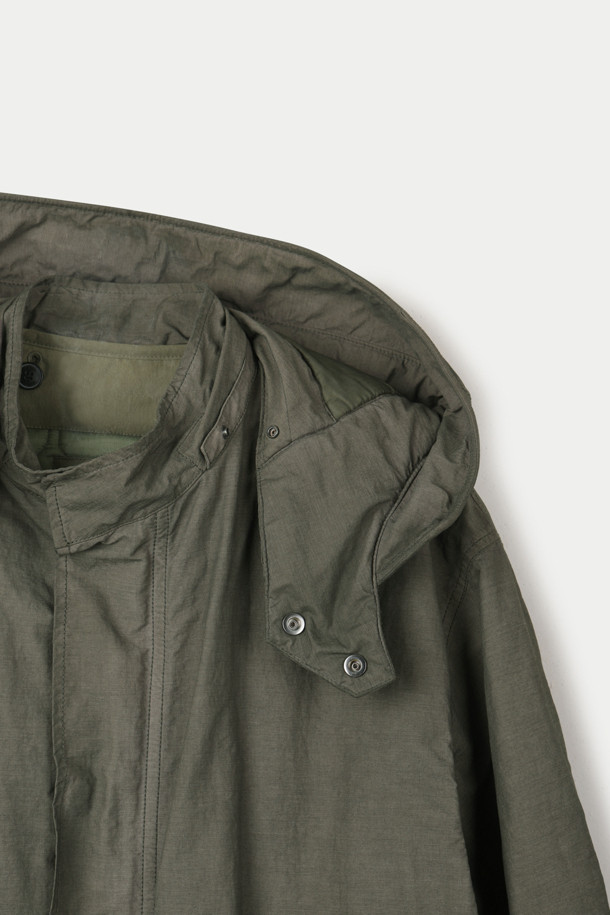 다잉 모즈코트는 밀리터리 스타일과 미니멀한 디자인을 결합한 아우터입니다. 가을, 겨울 시즌에 어울리는 두꺼운 두께감으로 보온성을 높였으며, 부드러운 촉감이 특징입니다. 카키와 올리브 두 가지 색상으로 출시되었으며, 탈부착 가능한 후드와 퀼팅 내피를 포함하여 실용성을 더했습니다. 가먼트 다잉 가공과 피치 가공을 통해 은은한 멋을 더했고, 세미 오버핏으로 편안한 착용감을 선사합니다. 출근룩, 미니멀, 클래식, 워크웨어 스타일을 즐겨 입는 분들께 추천합니다.
