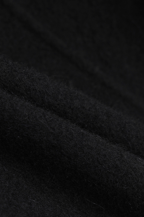 이번 겨울, 당신의 스타일을 완성할 롱 발마칸 핸드메이드 코트입니다. 차분한 색감의 무지 디자인으로, 미니멀하고 시크한 스타일을 연출하기에 좋습니다. 울과 알파카 혼방 소재로 제작되어 부드러운 촉감과 함께 뛰어난 보온성을 제공하며, 두꺼운 두께감으로 한겨울에도 따뜻하게 착용 가능합니다. 오버핏 디자인과 롱 기장으로 편안함과 스타일리시함을 동시에 잡았으며, 가볍고 유연한 착용감, 절제된 디테일이 특징입니다. 데일리룩, 출근룩, 모임룩 등 다양한 TPO에 활용하여 클래식하면서도 세련된 겨울 코디를 완성해 보세요.
