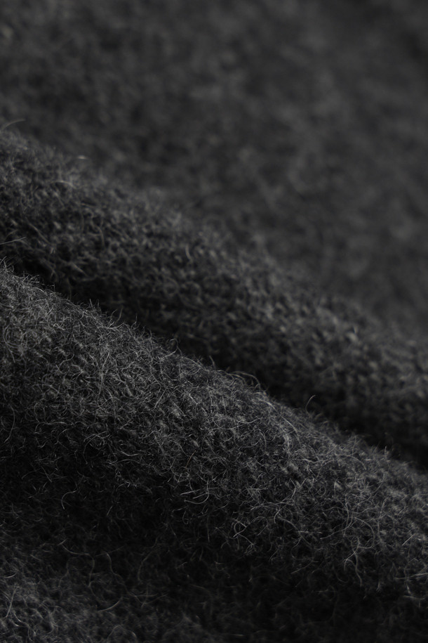 세련된 무드의 투톤 발마칸 핸드메이드 코트입니다. 그레이 투톤 컬러로, 겨울철 데일리룩, 오피스룩, 모임룩 등 다양한 TPO에 활용하기 좋습니다. 울과 알파카 혼방 소재로 제작되어 부드러운 촉감과 두꺼운 두께감으로 따뜻하게 착용할 수 있습니다. 핸드메이드 봉제, 가벼운 착용감, 여유로운 숄더라인, 간결한 포켓 구성이 특징이며, 오버핏으로 미니멀하고 시크한 스타일을 연출합니다. 리버서블 디자인으로 활용성을 높였습니다.
