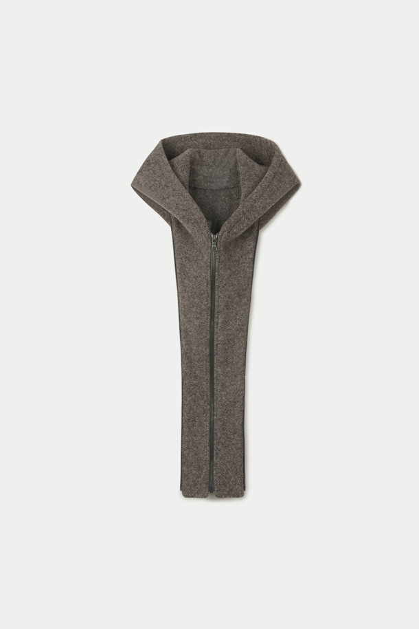 세련된 남성분들을 위한 울저지 후드패널 코트입니다. 이탈리아 LANIFICIO ROMA 원단을 사용하여 고급스러움을 더했으며, 부드러운 촉감과 두꺼운 두께로 뛰어난 보온성을 자랑합니다. 탈부착 가능한 후드와 네오프렌 본딩, 스트레치성이 더해져 편안한 착용감을 선사합니다. 무릎 기장의 세미오버핏 또는 루즈핏으로, 그레이 및 멜란지 컬러의 무지 패턴이 미니멀하고 모던한 스타일을 연출합니다. 출근룩, 비즈니스 캐주얼, 모임룩 등 다양한 TPO에 클래식, 미니멀, 시크한 무드로 활용하기 좋습니다.
