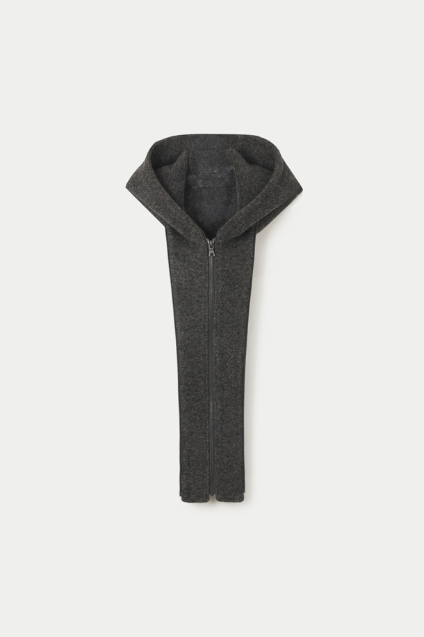 세련된 "울저지 후드패널 코트"를 소개합니다. 부드러운 울, 폴리에스터, 아크릴, 나일론 혼방 소재로 제작되어 포근하고 편안한 착용감을 선사합니다. 탈부착 가능한 후드와 네오프렌 본딩 디테일이 돋보이며, 투톤 멜란지 컬러가 세련된 분위기를 더합니다. 세미 오버핏 또는 루즈핏으로, 출근룩과 모임룩 모두에 활용 가능하며 미니멀, 클래식, 캐주얼 스타일을 연출하기 좋습니다. 무릎 기장의 긴 소매, 싱글 버튼 여밈 방식으로 간결하면서도 멋스러운 스타일을 완성해보세요.
