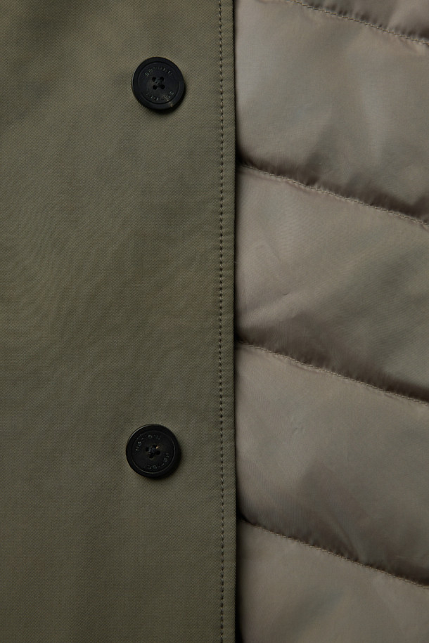 멕켄지 구스코트는 미니멀하고 베이직한 스타일의 겨울용 아우터입니다. 카키와 올리브 두 가지 색상으로 출시되었으며, 무릎 기장의 무지 디자인이 특징입니다. 고밀도 원단과 구스다운 충전재를 사용하여 보온성을 높였으며, 탈부착 가능한 베스트 패널과 양털 넥으로 다양한 스타일 연출이 가능합니다. 레귤러핏과 세미오버핏 두 가지 핏으로 제공되며, 지퍼와 히든 버튼으로 여밈 방식을 더했습니다. 출근룩과 여행룩에 모두 활용하기 좋은, 부드러운 촉감의 구스다운 코트입니다.
