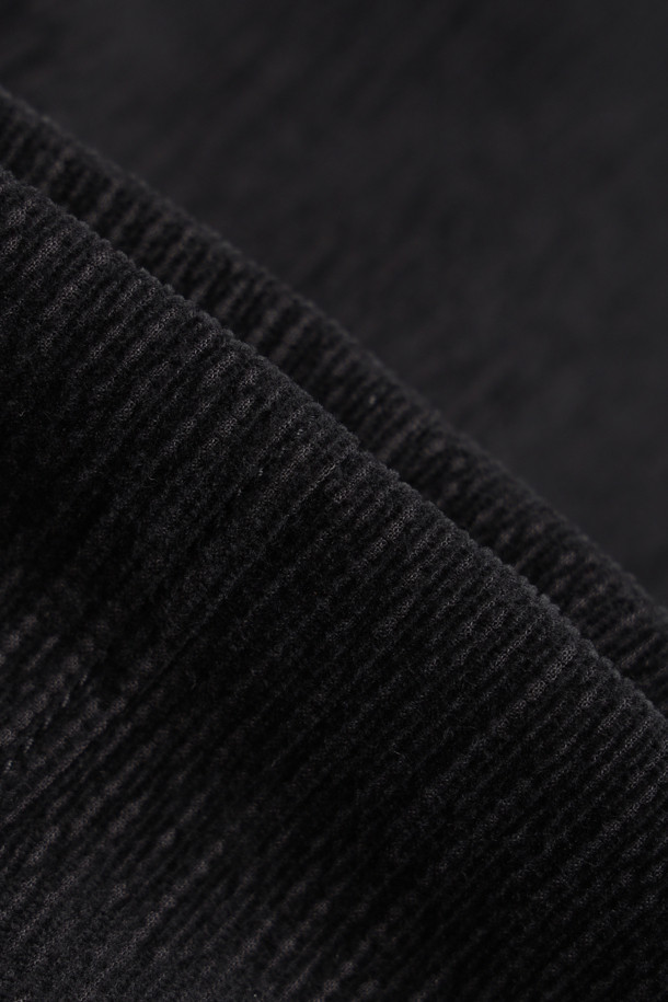 **(SET UP) 크리즈 코듀로이 루즈핏 셋업 재킷**은 남성용 아우터로, 가을과 겨울에 착용하기 좋은 두꺼운 두께감의 코듀로이 소재 셋업 재킷입니다. 캐주얼, 베이직 스타일로 일상복으로 활용하기 좋으며, 블랙 컬러의 무지 디자인이 특징입니다. 테일러드 코트 타입의 싱글 버튼 여밈 방식이며, 루즈핏으로 편안한 착용감을 선사합니다. 크리즈 디테일이 돋보이는 긴 소매 재킷입니다.
