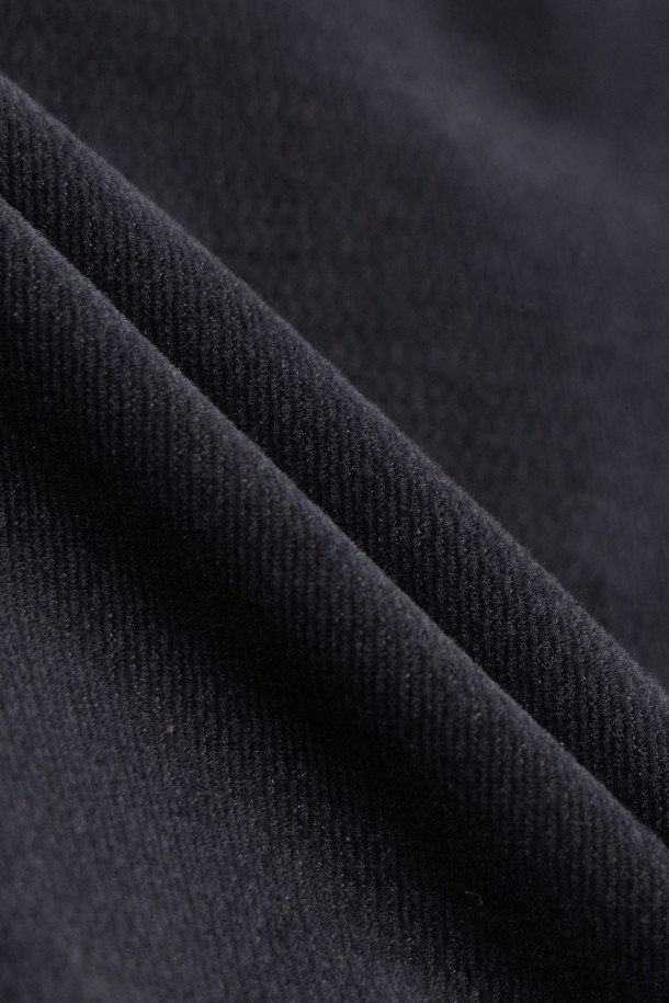 (SET UP) 코듀로이 스탠다드 셋업 재킷은 클래식과 캐주얼 무드를 넘나드는 남성용 아우터입니다. 두꺼운 두께감의 부드러운 코듀로이 소재로 제작되어 겨울철 보온성을 높여줍니다. 레귤러핏에 싱글 또는 2버튼 여밈 방식으로, 일상, 출근룩, 비즈니스 캐주얼 등 다양한 TPO에 활용 가능합니다. 무지 패턴에 스탠다드 코트 타입이며, 패치 포켓 디테일이 특징입니다. 셋업으로 착용하여 스타일리시한 겨울 데일리룩을 완성해보세요.
