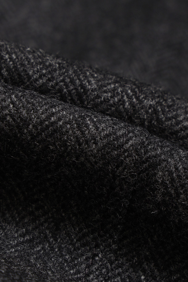 Mallalieus(말리에우스) 헤링본 뉴레귤러 재킷은 영국 Mallalieus(말리에우스)社의 트위드 소재로 제작되어 뛰어난 보온성과 내구성을 자랑합니다. 클래식과 캐주얼 무드를 넘나드는 디자인으로, 출근룩, 비즈니스 캐주얼, 겨울 데일리룩에 활용하기 좋습니다. 부드러운 촉감의 울 소재와 컴포트 핏으로 편안한 착용감을 선사하며, 2버튼 싱글 버튼 방식에 패치 포켓 디테일이 특징입니다. 간절기부터 겨울까지, 스타일리시하면서도 따뜻하게 몸을 감싸줍니다.