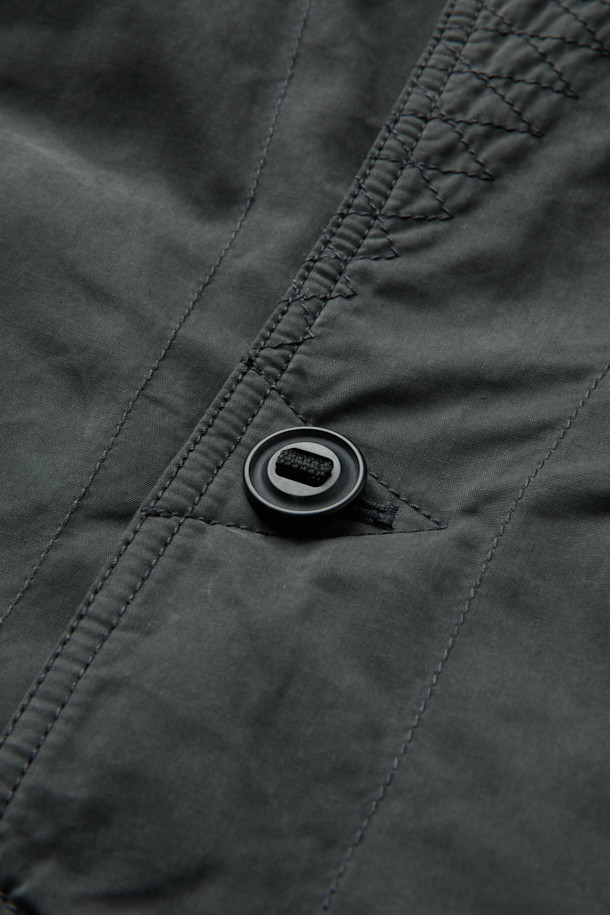 베노 올메텍스는 캐주얼, 미니멀, 클래식 스타일을 아우르는 공용 점퍼형 재킷입니다. 가을, 겨울 시즌에 적합하며, 일상 및 캐주얼 용도로 활용하기 좋습니다. 블랙 컬러의 무지 디자인으로 밀리터리 스타일의 무드를 연출합니다. 루즈핏으로 편안한 착용감을 선사하며, 지퍼와 스냅으로 여밈 방식을 갖췄습니다. 이탈리아 OLMETEX S.P.A 원단을 사용하여 부드러운 촉감을 자랑하며, 탈부착 가능한 이너 베스트와 3M 신슐레이트 충전재로 보온성을 높였습니다. 방수 기능과 내구성을 갖춰 출근룩, 여행룩 등 다양한 TPO에 활용 가능합니다.
