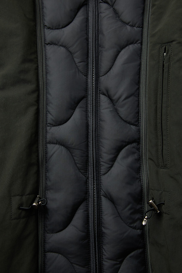 빈티지 무드를 더한 양털 카라 다운 재킷입니다. 넉넉한 루즈핏으로 편안한 착용감을 선사하며, 탈부착 가능한 양털 패널이 보온성을 높여줍니다. 소매 안쪽 니트 바람막이 디테일과 구조적인 실루엣이 특징이며, 다양한 이너 레이어링으로 스타일 연출이 용이합니다. 두꺼운 두께감과 부드러운 촉감의 폴리에스테르, 양모 혼방 소재로 제작되어 겨울철에도 따뜻하게 착용할 수 있습니다. 캐주얼, 미니멀, 클래식 등 어떤 스타일에도 잘 어울리는 블랙 컬러의 다운 재킷입니다.
