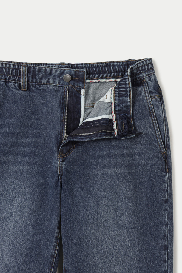 중청 릴렉스 데님팬츠는 캐주얼과 포멀 스타일을 모두 아우르는 사계절용 긴 바지입니다. 스트레치 데님 소재로 제작되어 편안한 착용감을 제공하며, 빈티지 워싱으로 트렌디한 멋을 더했습니다. 면 97%와 폴리우레탄 3% 혼방으로 제작되어 활동성을 높였으며, 릴랙스핏으로 편안한 착용감을 선사합니다. 켄톤 단추와 지퍼, 더블 스티치 보강으로 내구성을 높여 데이트룩, 쇼핑룩 등 다양한 TPO에 활용하기 좋습니다.
