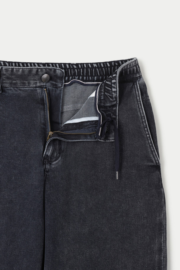 다이마루 블랙 워싱 릴렉스 데님팬츠는 캐주얼과 포멀 스타일을 모두 소화할 수 있는 데님 팬츠입니다. 스트레치 데님 소재로 제작되어 편안한 착용감을 선사하며, 빈티지 워싱으로 자연스러운 멋을 더했습니다. 켄톤 단추와 지퍼 여밈 디테일, 더블 스티치 보강으로 튼튼한 내구성을 자랑합니다. 허벅지부터 밑단까지 자연스럽게 좁아지는 릴랙스 핏으로, 다리가 길어 보이는 효과를 줍니다. 사계절 내내 활용 가능한 블랙 컬러의 긴 바지로, 다양한 스타일을 연출해보세요.
