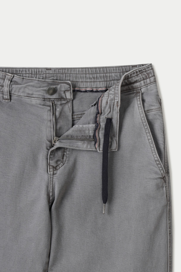 딥 컬러 다잉 스트레이트 데님 팬츠는 가먼트 다잉 기법을 사용하여 깊이 있는 네이비 컬러를 표현한 데님 팬츠입니다. 스트레치 데님 소재로 제작되어 편안한 착용감을 제공하며, 캐주얼 및 포멀 스타일 모두 소화 가능한 활용도를 자랑합니다. 켄톤 단추와 지퍼, 더블 스티치 보강으로 내구성을 높였으며, 스트레이트 핏으로 깔끔한 실루엣을 연출합니다. 비즈니스 캐주얼 및 출근룩에 적합하며, 미니멀하고 클래식한 스타일을 선호하는 분들께 추천합니다. 반드시 단독 세탁하여 관리하십시오.
