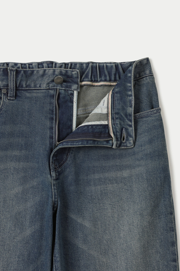 중청 루즈 스트레이트 데님 팬츠는 캐주얼과 빈티지 스타일을 모두 아우르는 매력적인 데님 팬츠입니다. 사계절 내내 활용 가능한 긴 기장의 바지로, 넉넉한 루즈핏과 스트레이트 핏이 편안하면서도 트렌디한 실루엣을 연출합니다. 중청 컬러에 워싱 디테일이 더해져 빈티지한 무드를 강조하며, 스트레치 데님 소재로 제작되어 활동성을 높였습니다. 브러쉬 워싱, 캣 워싱, 켄톤 단추, 더블 스티치 보강, 벨트고리 테이프 보강 등 섬세한 디테일이 돋보입니다. 데이트룩, 쇼핑룩 등 다양한 상황에 맞춰 캐주얼하거나 클래식하게 스타일링할 수 있습니다.
