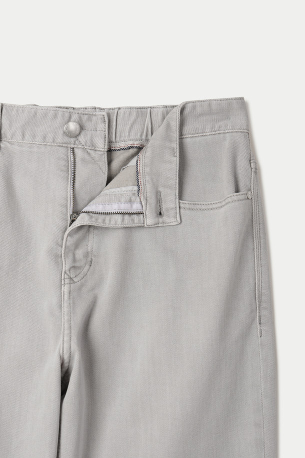 더티크림 루즈스트레이트 데님 팬츠는 오일 워싱 가공을 통해 빈티지한 멋을 살린 그레이 컬러 데님 팬츠입니다. 데이트룩, 쇼핑룩에 어울리는 캐주얼, 클래식, 미니멀 스타일로 연출하기 좋습니다. 면과 폴리우레탄 혼방의 신축성 있는 스트레치 소재로 편안한 착용감을 제공하며, 루즈핏과 스트레이트핏으로 디자인되어 어떤 체형에도 잘 어울립니다. 켄톤 단추와 지퍼, 더블 스티치 보강으로 튼튼하게 제작되어 오랫동안 착용할 수 있습니다.
