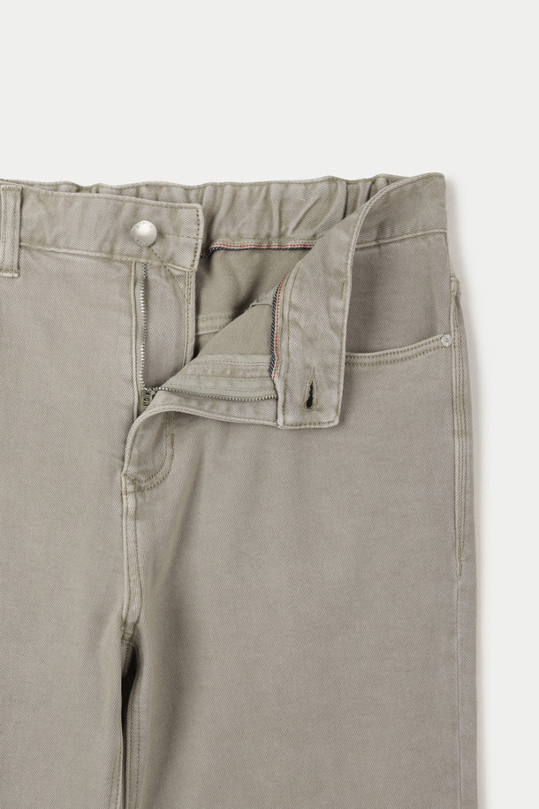 본딩 이중지 다잉 루즈스트레이트 데님팬츠는 캐주얼과 포멀 스타일을 넘나드는 활용도 높은 데님 팬츠입니다. 가먼트 다잉 기법으로 은은한 색감과 빈티지한 멋을 살렸으며, 스트레치 데님 소재와 본딩 이중지 원단을 사용하여 편안한 착용감을 선사합니다. 루즈핏과 스트레이트 핏으로 체형 커버는 물론, 트렌디한 스타일 연출도 용이합니다. 켄톤 단추와 지퍼, 더블 스티치 보강으로 내구성을 높였으며, 비즈니스 캐주얼 및 출근룩에도 잘 어울립니다.
