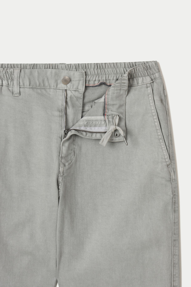 컬러다잉 릴렉스 데님팬츠는 가먼트 다잉 기법을 적용하여 은은하고 자연스러운 색감을 자랑하는 데님 팬츠입니다. 부드러운 스트레치 데님 소재로 제작되어 편안한 착용감을 선사하며, 릴렉스핏으로 활동성을 높였습니다. 허벅지부터 밑단까지 자연스럽게 좁아지는 실루엣으로 캐주얼부터 포멀까지 다양한 스타일을 연출할 수 있습니다. 켄톤 단추와 지퍼를 사용하여 튼튼하게 제작되었으며, 더블 스티치 보강으로 내구성을 더했습니다. 세탁 시에는 변색을 방지하기 위해 단독 세탁을 권장합니다.
