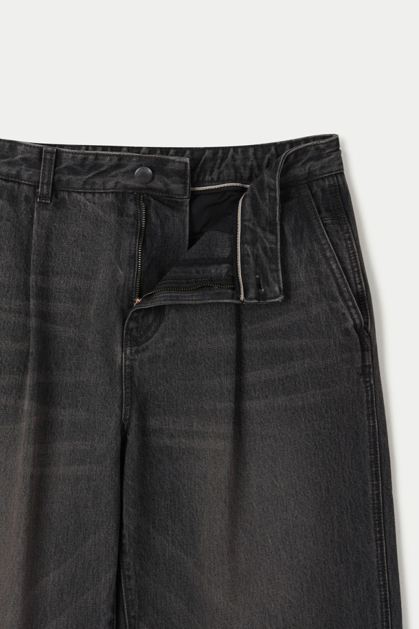 무심한 듯 세련된 스타일을 연출하는 원 턱 워싱 벌룬 데님 팬츠입니다. 부드러운 면 소재로 제작되어 편안한 착용감을 선사하며, 빈티지 워싱 디테일이 은은한 멋을 더합니다. 허벅지부터 밑단까지 좁아지는 테이퍼드 실루엣과 와이드 벌룬핏으로 트렌디함을 놓치지 않았습니다. 켄톤 단추와 지퍼 여밈, 더블 스티치 보강으로 튼튼함을 더했으며,  캐주얼, 미니멀 스타일 모두 소화 가능하여 동네 마실룩, 여행룩 등 다양한 TPO에 활용하기 좋습니다. 그레이 색상으로 어떤 상의와도 쉽게 매치할 수 있습니다.
