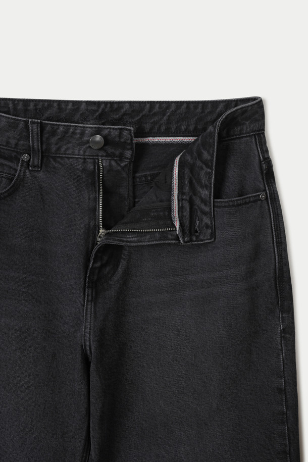 세련된 스타일을 연출하는 와이드 데님 팬츠입니다. 부드러운 면과 폴리우레탄 혼방 소재로 제작되어 편안한 착용감을 선사하며, 빈티지 워싱 처리로 은은한 멋을 더했습니다. 넉넉한 와이드핏과 루즈핏으로 트렌디한 실루엣을 완성하며, 데이트룩이나 쇼핑룩에 잘 어울립니다. 코인 포켓과 켄톤 단추, 지퍼 디테일은 물론, 더블 스티치 보강으로 내구성을 높였습니다. 그레이 컬러로 어떤 상의에도 쉽게 매치하여 캐주얼하면서도 미니멀한 스타일을 연출할 수 있습니다.
