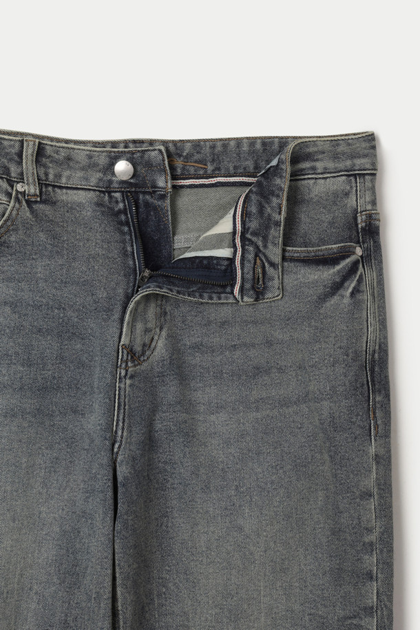 세련된 돌청 워싱 디테일이 돋보이는 여성용 와이드 데님 팬츠입니다. 넉넉한 루즈핏으로 편안함과 스타일리시함을 동시에 만족시키며, 데이트룩이나 산책룩에 활용하기 좋습니다. 그레이 컬러의 무지 디자인으로 어떤 상의와도 쉽게 매치하여 캐주얼하고 미니멀한 스타일을 연출할 수 있습니다. 봄, 여름, 가을, 계절에 구애받지 않고 즐겨 입을 수 있으며 뻣뻣한 데님 소재 특유의 견고한 느낌을 선사합니다. 밴딩이 없어 깔끔한 핏을 연출하며, 워싱 디테일이 빈티지한 무드를 더합니다.
