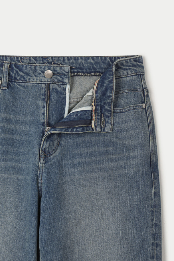 중청 와이드 데님팬츠는 편안하고 스타일리시한 일상룩을 위한 완벽한 선택입니다. 캐주얼과 빈티지 무드를 동시에 느낄 수 있으며, 사계절 내내 활용 가능한 실용적인 아이템입니다. 넉넉한 와이드 핏과 루즈핏으로 편안한 착용감을 제공하며, 빈티지 워싱과 스트레치 데님 소재로 활동성을 높였습니다. 코인포켓, 켄톤 단추, 지퍼, 더블 스티치 등 디테일 요소들이 돋보이며, 동네 마실룩 또는 여행룩에 미니멀한 스타일을 더해줍니다.
