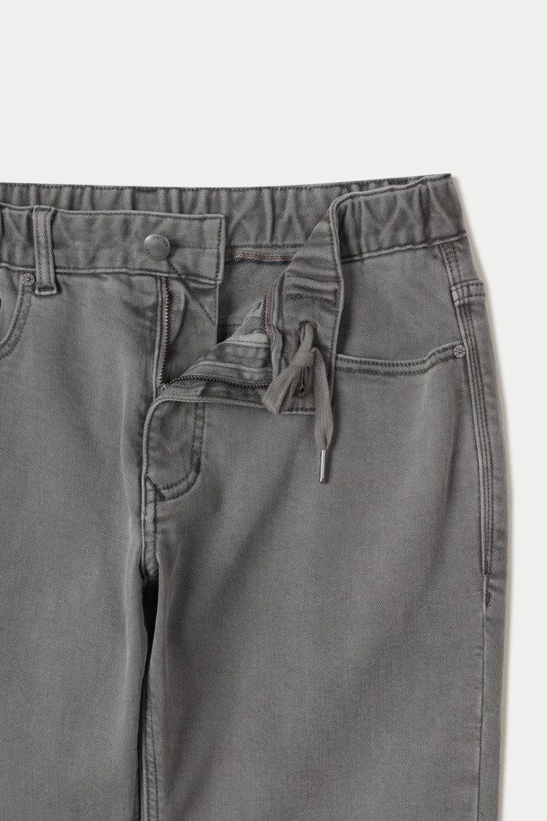 컬러다잉 힙스터 데님 팬츠는 가먼트 다잉 기법으로 빈티지한 그레이 컬러감을 살린 데님 팬츠입니다. 스트레치 데님 소재를 사용하여 편안한 착용감을 제공하며, 슬림핏과 힙스터핏으로 캐주얼 또는 포멀 스타일 모두 연출 가능합니다. 출근룩과 비즈니스 캐주얼에 적합하며, 클래식, 미니멀 스타일을 선호하는 분들께 추천합니다. 보온성을 높이기 위해 기모 처리를 하였으며, 켄톤 단추와 지퍼, 더블 스티치로 내구성을 강화했습니다. 세탁 시에는 단독 세탁을 권장합니다.
