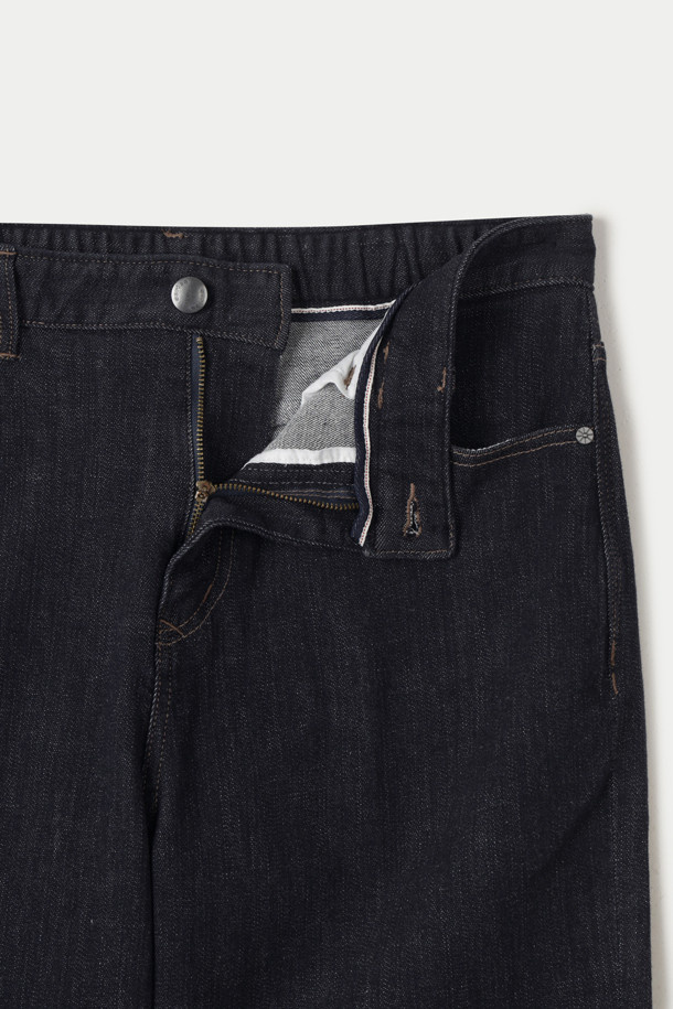 RAW(로우) 루즈 스트레이트 데님 팬츠는 모던하고 캐주얼한 스타일을 추구하는 분들을 위한 사계절용 데님 팬츠입니다. 인디고 컬러의 무지 디자인으로, 데이트룩과 쇼핑룩 등 다양한 TPO에 활용하기 좋습니다. 면과 폴리우레탄 혼방 소재로 제작되어 편안한 착용감을 선사하며, 루즈 핏과 스트레이트 핏으로 편안하면서도 스타일리시한 핏을 연출합니다. 센터프레스, 켄톤 단추, 지퍼, 더블 스티치, 논페이드, 스트레치 디테일이 더해져 완성도를 높였습니다. 미니멀하고 클래식한 스타일을 선호하는 분들께 추천합니다.
