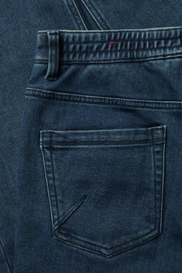 이중지 중청 힙스터 데님팬츠는 캐주얼과 빈티지 스타일을 모두 만족시키는 남성용 데님 팬츠입니다. 힙스터핏과 슬림핏으로 디자인되어 세련된 실루엣을 연출하며, 두꺼운 이중지 원단으로 제작되어 내구성이 뛰어납니다. 중청 컬러에 브러쉬 워싱과 캣 워싱 기법을 더해 자연스러운 빈티지 무드를 살렸습니다. 켄톤 단추와 지퍼, 더블 스티치 마감으로 꼼꼼하게 제작되었으며, 스트레치 데님 소재로 편안한 착용감을 제공합니다. 데이트룩, 여행룩 등 다양한 TPO에 활용 가능하며, 캐주얼, 클래식, 미니멀 스타일 모두에 잘 어울립니다.
