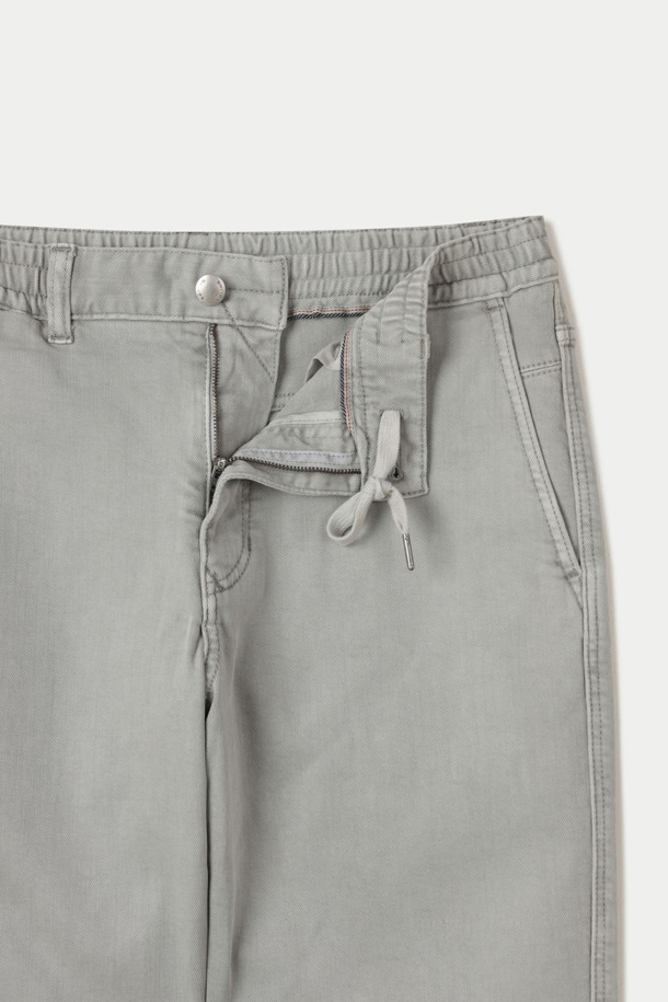 기모 루나다잉 릴렉스 데님 팬츠는 부드러운 기모 안감으로 따뜻함을 더한 겨울용 데님 팬츠입니다. 가먼트 다잉 기법을 사용하여 은은하고 자연스러운 색감의 그레이 컬러를 구현했으며, 스트레치 데님 소재로 편안한 착용감을 선사합니다. 릴렉스 핏으로 여유로운 실루엣을 연출하며, 켄톤 단추와 지퍼, 더블 스티치 보강으로 내구성을 높였습니다. 출근룩과 비즈니스 캐주얼은 물론 캐주얼, 클래식, 미니멀 스타일까지 소화 가능한 활용도 높은 아이템입니다. 단독 세탁을 권장합니다.
