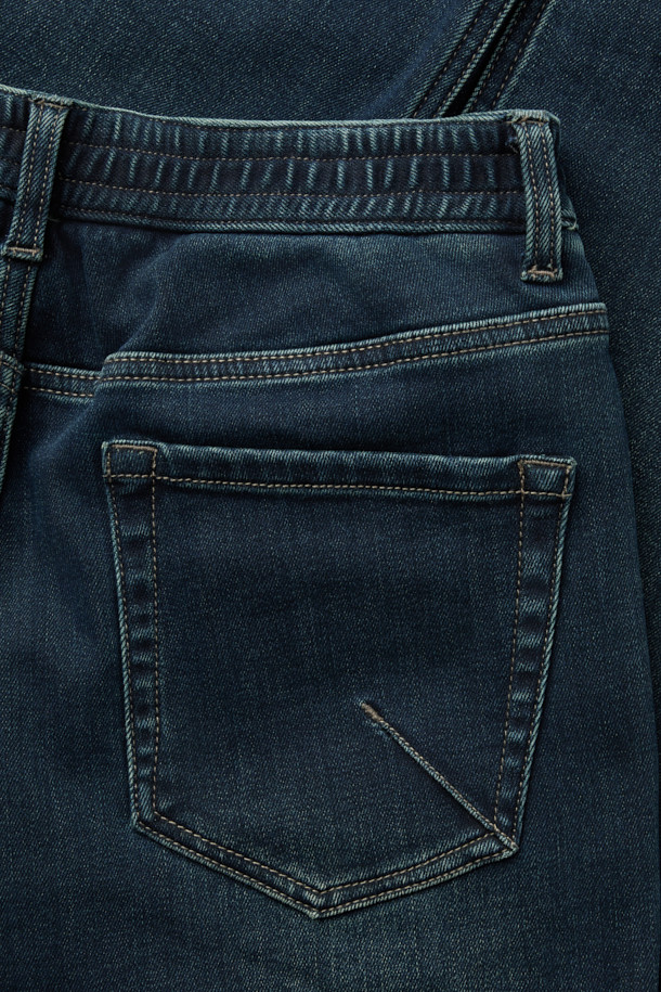 이중지 중청 릴렉스 데님팬츠는 캐주얼, 미니멀, 클래식 스타일을 아우르는 데님팬츠입니다. 릴렉스핏으로 편안한 착용감을 선사하며, 이중지 원단을 사용하여 두꺼운 두께감과 탄탄한 내구성을 자랑합니다. 빈티지 워싱과 켄톤 단추, 지퍼 디테일이 돋보이며, 스트레치 소재로 활동성을 높였습니다. 넉넉한 핏과 중청 컬러는 데이트룩, 여행룩 등 다양한 TPO에 활용 가능하며, 더블 스티치 보강으로 튼튼하게 제작되었습니다.
