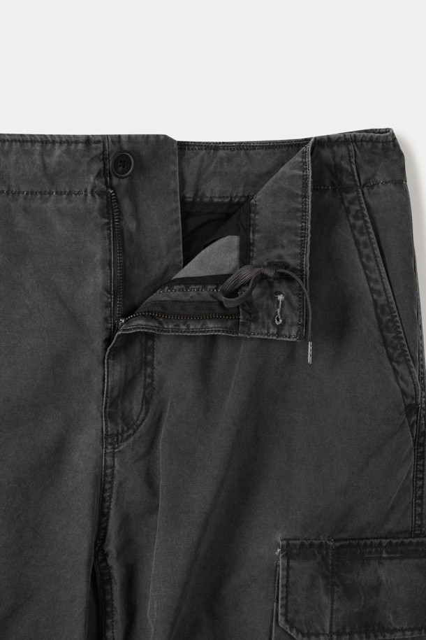 피그먼트 워싱 기법으로 빈티지한 매력을 더한 와이드 카고 팬츠입니다. 넉넉한 루즈핏으로 편안한 착용감을 선사하며, 봄, 여름, 가을 시즌에 활용하기 좋습니다. 면 소재로 제작되어 뻣뻣한 듯, 자연스러운 워싱 디테일이 돋보입니다. 넉넉한 카고 포켓은 실용성을 더하고, 캐주얼, 스트릿 스타일을 연출하기 좋습니다. 블랙 컬러의 무지 디자인으로 어떤 상의와도 쉽게 매치하여 다양한 스타일을 완성할 수 있습니다.
